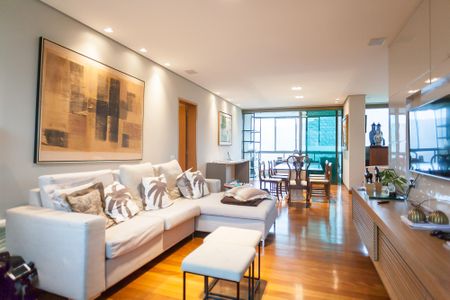 Apartamento à venda com 270m², 4 quartos e 4 vagas Apartamento à venda com 270m², 4 quartos e 4 vagasSala de TV