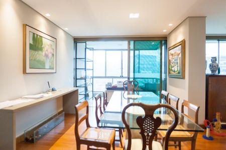 Apartamento à venda com 270m², 4 quartos e 4 vagas Apartamento à venda com 270m², 4 quartos e 4 vagasSala de Jantar