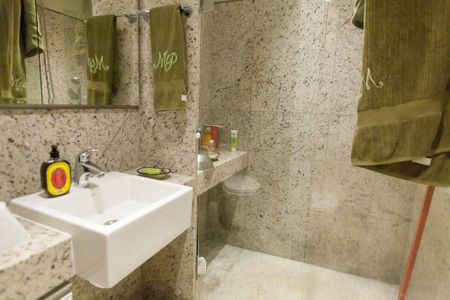 Apartamento à venda com 270m², 4 quartos e 4 vagas Apartamento à venda com 270m², 4 quartos e 4 vagasBanheiro suite 3