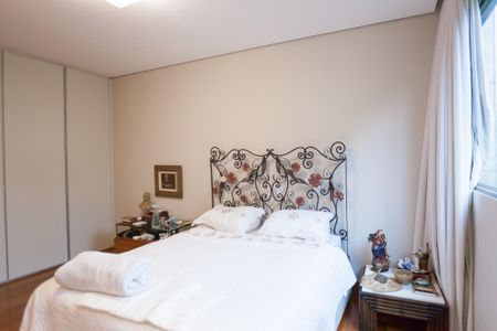 Apartamento à venda com 270m², 4 quartos e 4 vagas Apartamento à venda com 270m², 4 quartos e 4 vagassuite 1