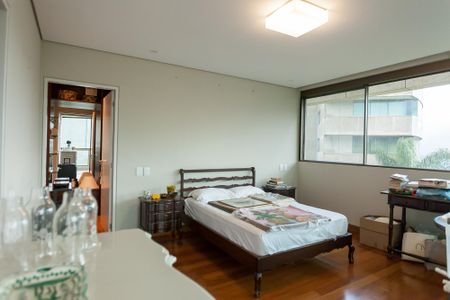 Apartamento à venda com 270m², 4 quartos e 4 vagas Apartamento à venda com 270m², 4 quartos e 4 vagassuite 4