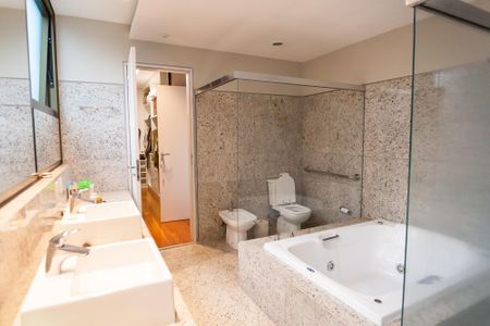 Apartamento à venda com 270m², 4 quartos e 4 vagas Apartamento à venda com 270m², 4 quartos e 4 vagasBanheiro suite 4