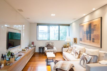 Apartamento à venda com 270m², 4 quartos e 4 vagas Apartamento à venda com 270m², 4 quartos e 4 vagasSala de TV