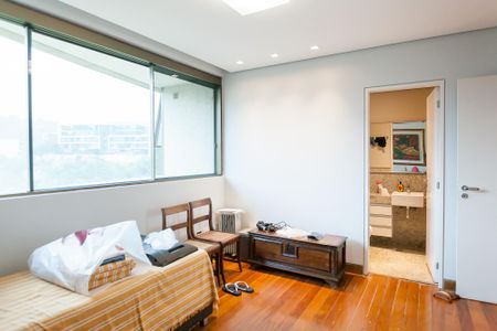 Apartamento à venda com 270m², 4 quartos e 4 vagas Apartamento à venda com 270m², 4 quartos e 4 vagassuite 3