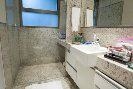 Apartamento à venda com 270m², 4 quartos e 4 vagas Apartamento à venda com 270m², 4 quartos e 4 vagasBanheiro suite 1