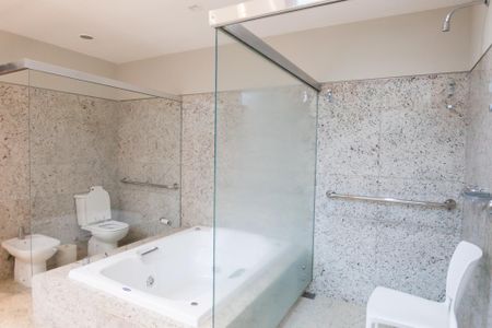 Apartamento à venda com 270m², 4 quartos e 4 vagas Apartamento à venda com 270m², 4 quartos e 4 vagasBanheiro suite 4