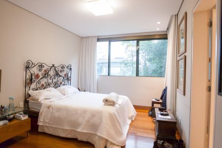 Apartamento à venda com 270m², 4 quartos e 4 vagas Apartamento à venda com 270m², 4 quartos e 4 vagassuite 1