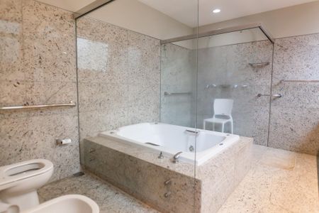 Apartamento à venda com 270m², 4 quartos e 4 vagas Apartamento à venda com 270m², 4 quartos e 4 vagasBanheiro suite 4