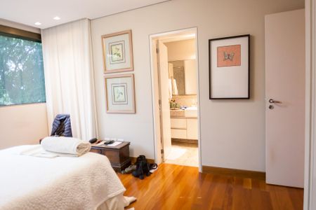 Apartamento à venda com 270m², 4 quartos e 4 vagas Apartamento à venda com 270m², 4 quartos e 4 vagassuite 1