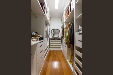 Apartamento à venda com 270m², 4 quartos e 4 vagas Apartamento à venda com 270m², 4 quartos e 4 vagasCloset da suíte 4