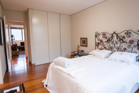 Apartamento à venda com 270m², 4 quartos e 4 vagas Apartamento à venda com 270m², 4 quartos e 4 vagassuite 1