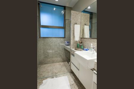 Apartamento à venda com 270m², 4 quartos e 4 vagas Apartamento à venda com 270m², 4 quartos e 4 vagasBanheiro suite 1