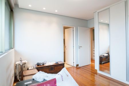 Apartamento à venda com 270m², 4 quartos e 4 vagas Apartamento à venda com 270m², 4 quartos e 4 vagassuite 3