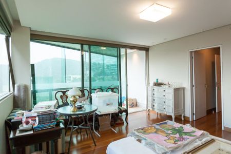 Apartamento à venda com 270m², 4 quartos e 4 vagas Apartamento à venda com 270m², 4 quartos e 4 vagassuite 4