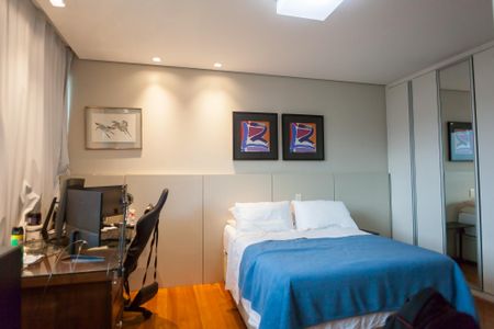 Apartamento à venda com 270m², 4 quartos e 4 vagas Apartamento à venda com 270m², 4 quartos e 4 vagassuite 2