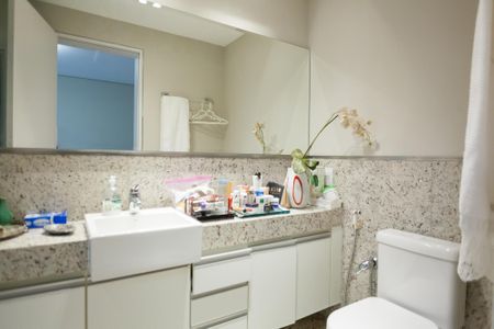 Apartamento à venda com 270m², 4 quartos e 4 vagas Apartamento à venda com 270m², 4 quartos e 4 vagasBanheiro suite 1