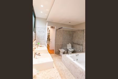 Apartamento à venda com 270m², 4 quartos e 4 vagas Apartamento à venda com 270m², 4 quartos e 4 vagasBanheiro suite 4