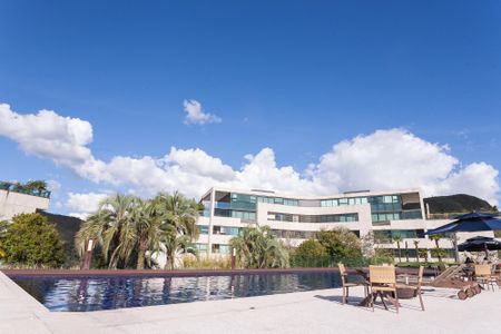 Apartamento à venda com 270m², 4 quartos e 4 vagas Apartamento à venda com 270m², 4 quartos e 4 vagasÁrea comum - Piscina