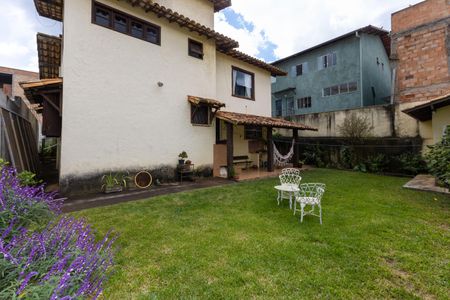 Casa à venda com 195m², 3 quartos e 2 vagas Casa à venda com 195m², 3 quartos e 2 vagasQuintal