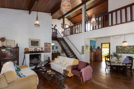 Casa à venda com 195m², 3 quartos e 2 vagas Casa à venda com 195m², 3 quartos e 2 vagasSala com Lareira