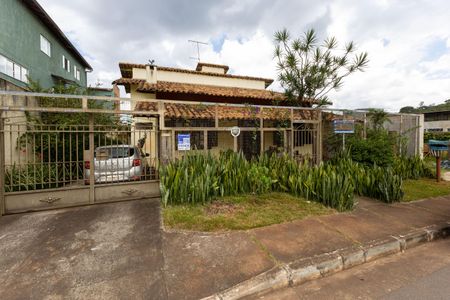 Casa à venda com 195m², 3 quartos e 2 vagas Casa à venda com 195m², 3 quartos e 2 vagasFachada