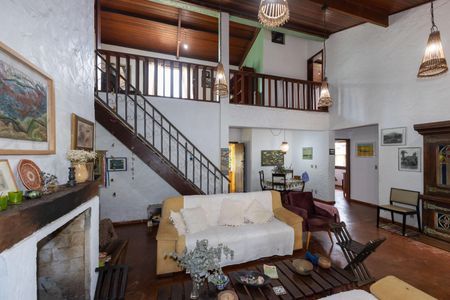 Casa à venda com 195m², 3 quartos e 2 vagas Casa à venda com 195m², 3 quartos e 2 vagasSala com Lareira