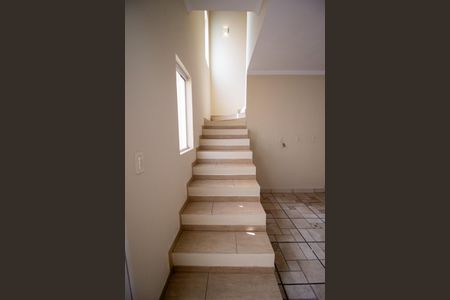 Escada  de casa de condomínio para alugar com 2 quartos, 70m² em Jardim Clarice I, Votorantim