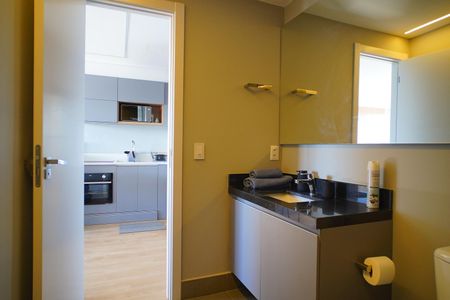 Banheiro de apartamento à venda com 1 quarto, 32m² em Rio Branco, Porto Alegre