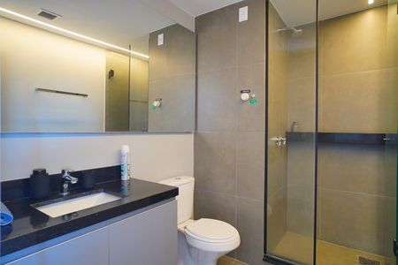 Banheiro  de apartamento à venda com 1 quarto, 32m² em Rio Branco, Porto Alegre