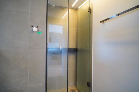 Banheiro  de apartamento à venda com 1 quarto, 32m² em Rio Branco, Porto Alegre