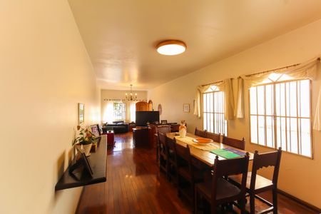 Casa à venda com 234m², 3 quartos e 2 vagas Casa à venda com 234m², 3 quartos e 2 vagasSala