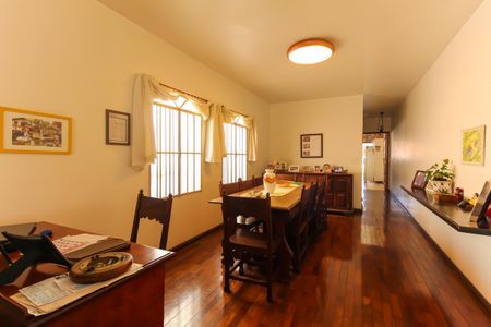 Casa à venda com 234m², 3 quartos e 2 vagas Casa à venda com 234m², 3 quartos e 2 vagasSala