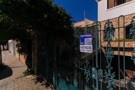 Casa à venda com 234m², 3 quartos e 2 vagas Casa à venda com 234m², 3 quartos e 2 vagasFachada