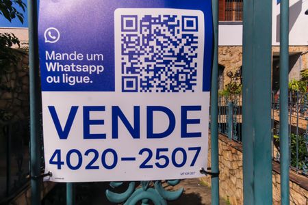 Casa à venda com 234m², 3 quartos e 2 vagas Casa à venda com 234m², 3 quartos e 2 vagasFachada