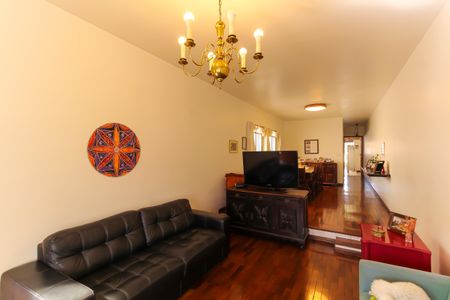 Casa à venda com 234m², 3 quartos e 2 vagas Casa à venda com 234m², 3 quartos e 2 vagasSala