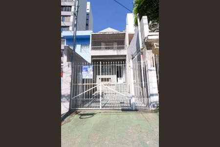 Casa para alugar com 250m², 4 quartos e 1 vaga Casa para alugar com 250m², 4 quartos e 1 vagaFachada