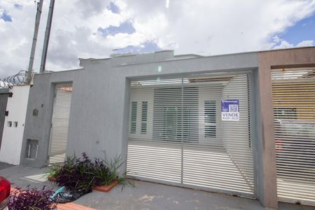 Casa à venda com 153m², 3 quartos e 2 vagasFachada