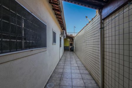 Casa para alugar com 130m², 2 quartos e 2 vagasCorredor lateral 
