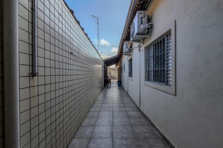 Casa para alugar com 130m², 2 quartos e 2 vagasCorredor lateral 