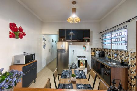 Casa para alugar com 130m², 2 quartos e 2 vagasCozinha 