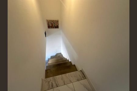 Casa à venda com 200m², 5 quartos e 2 vagasEscada