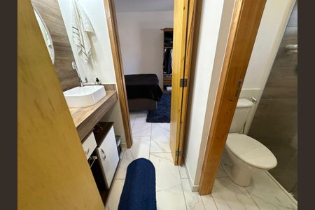 Casa à venda com 200m², 5 quartos e 2 vagasBanheiro da Suíte 1 e 2