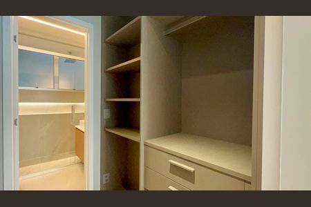 Apartamento à venda com 156m², 3 quartos e 1 vaga Apartamento à venda com 156m², 3 quartos e 1 vagaCloset da suíte 3