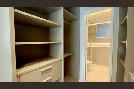 Apartamento à venda com 156m², 3 quartos e 1 vaga Apartamento à venda com 156m², 3 quartos e 1 vagaCloset da suíte 3