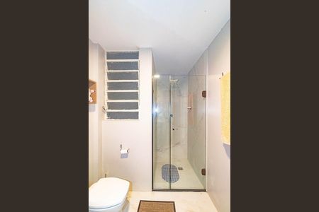 Banheiro 2 de apartamento para alugar com 2 quartos, 90m² em Floresta, Porto Alegre