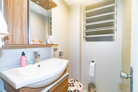 Banheiro 2 de apartamento para alugar com 2 quartos, 90m² em Floresta, Porto Alegre