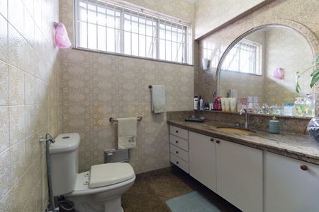 Casa à venda com 308m², 3 quartos e 6 vagasBanheiro da Suíte 2