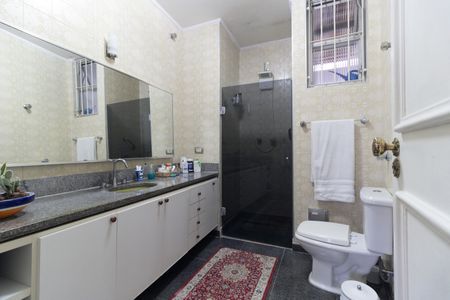 Casa à venda com 308m², 3 quartos e 6 vagasBanheiro da Suíte 1