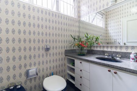 Casa à venda com 308m², 3 quartos e 6 vagasBanheiro Social 