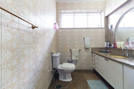 Casa à venda com 308m², 3 quartos e 6 vagasBanheiro da Suíte 2